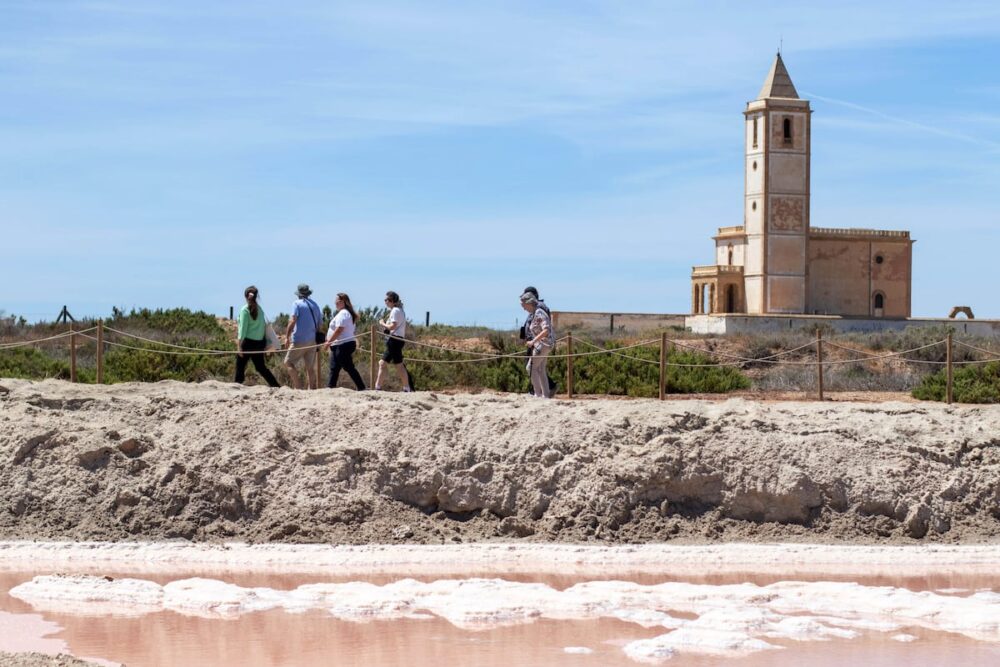 Un arcoíris de sal en el corazón de Cabo de Gata