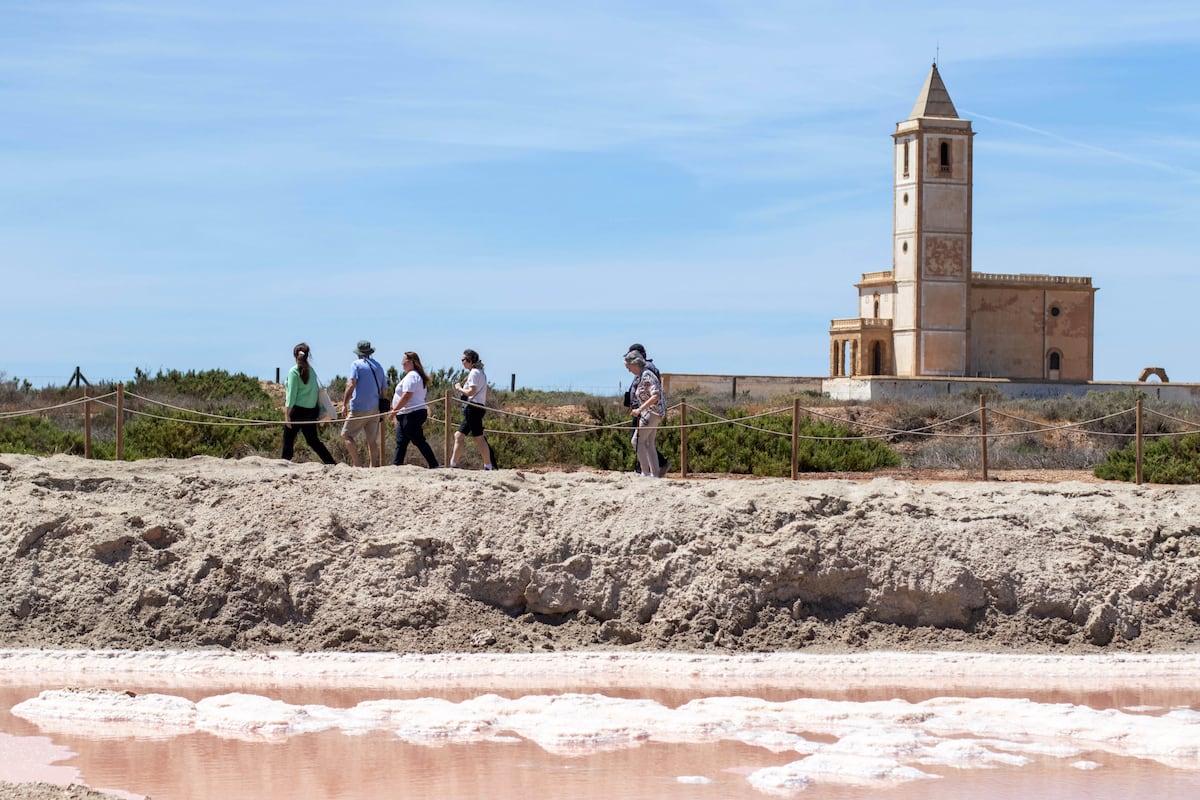 Un arcoíris de sal en el corazón de Cabo de Gata