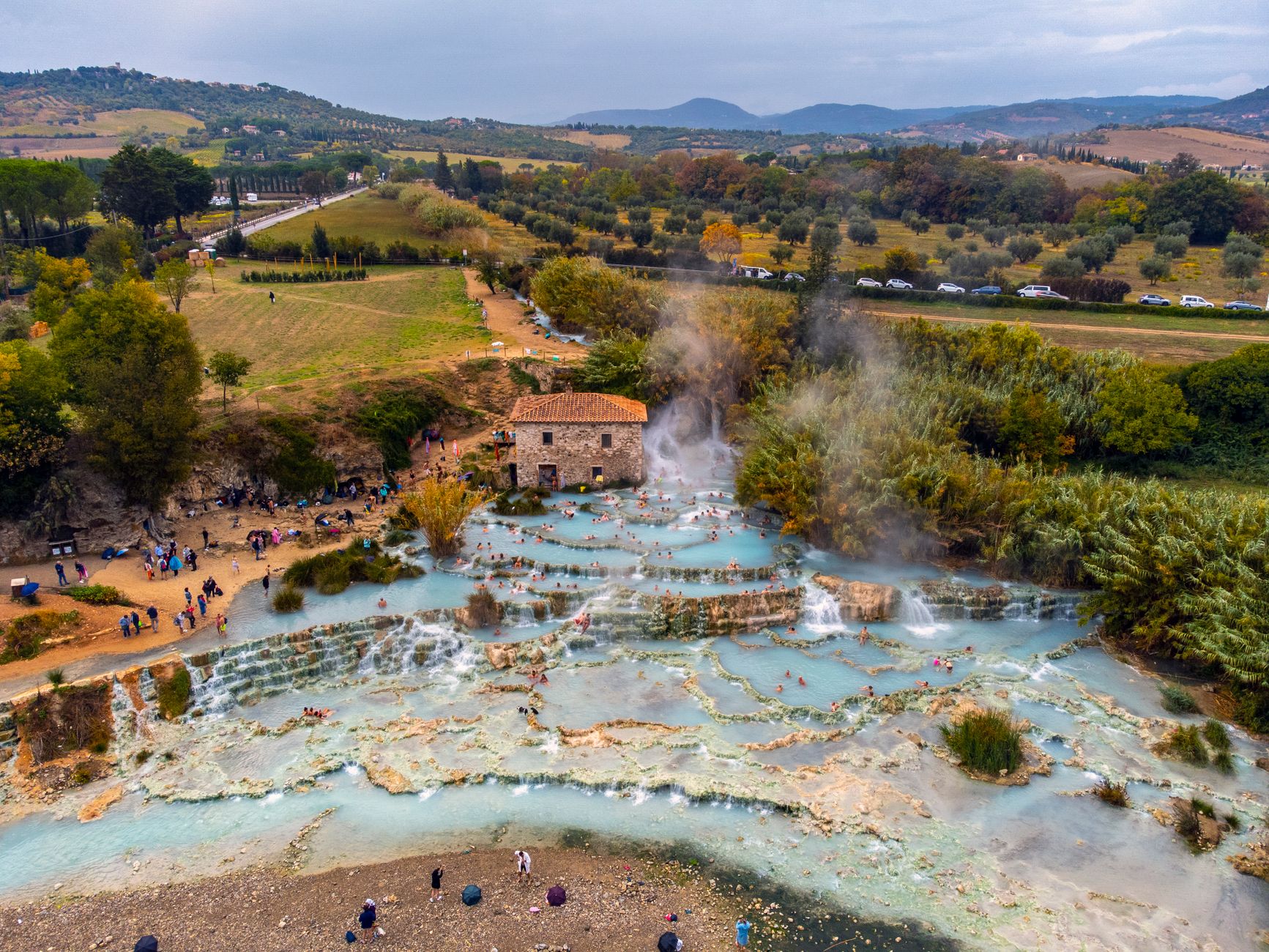 El silencio milenario de los manantiales de Saturnia: hidroterapia sulfurosa y arquitectura de piedra en la Maremma toscana
