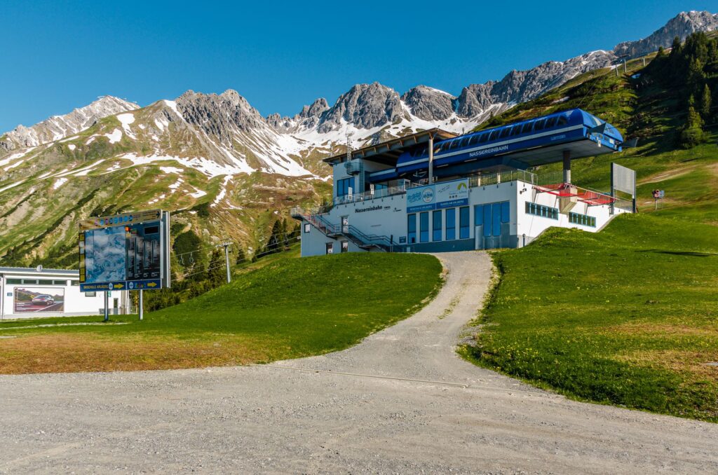 El laberinto de los valles alpinos: cómo los funiculares solares y los carriles multimodales transforman el transporte en el Tirol del Sur