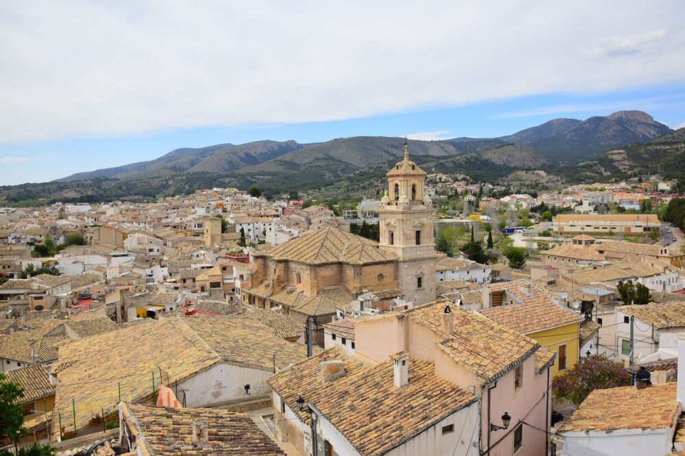 El latido de la teja artesanal: arcilla, fuego y memoria en los obradores de Albarracín