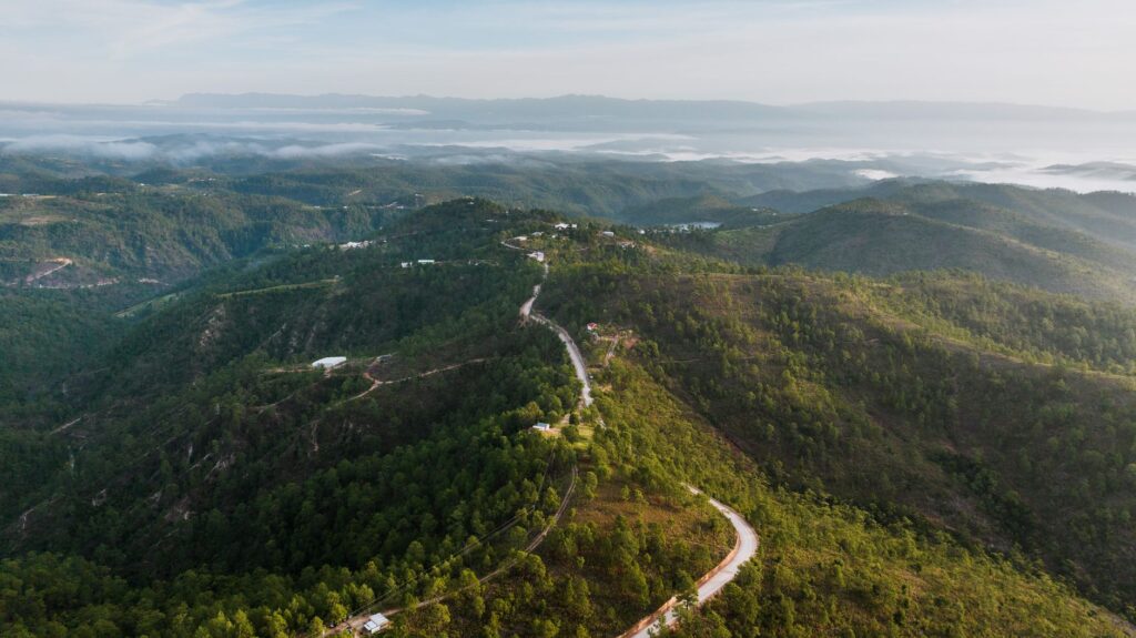 El latido intermodal de la Fosa del Rift: Caminos de basalto, camiones de alta montaña y la frágil conectividad de los altiplanos de Etiopía
