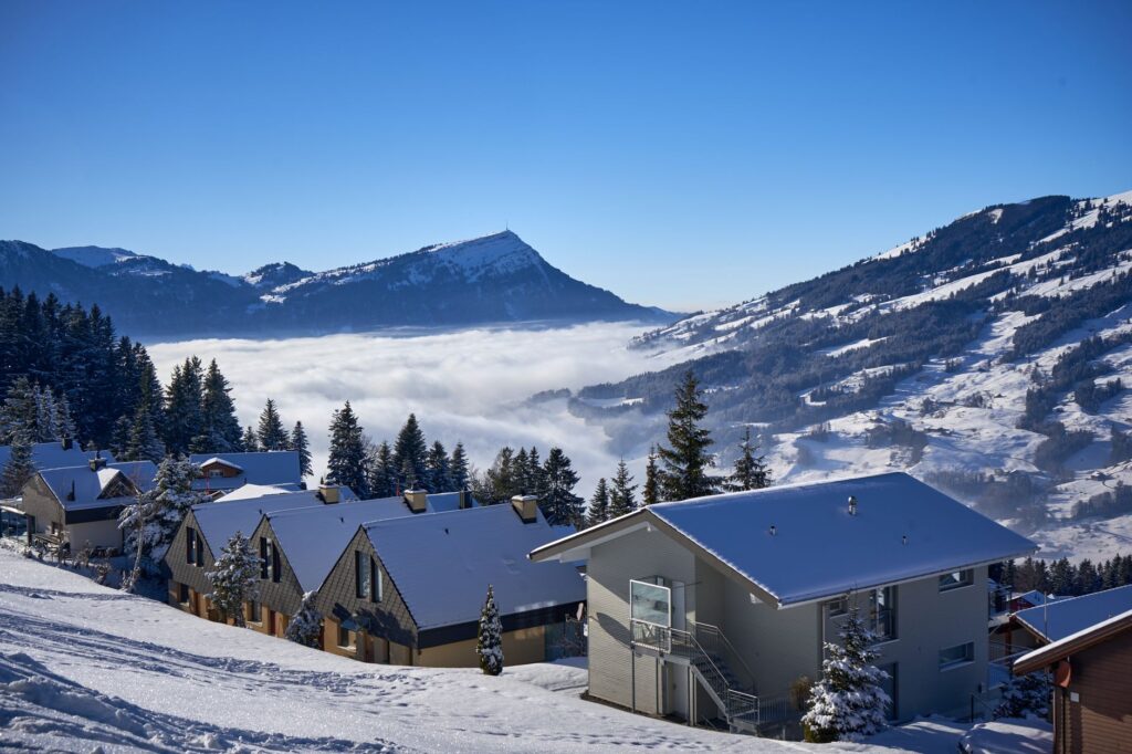 El Ferrocarril del Bernina: Ingeniería de glaciares, logística alpina y la conectividad ferroviaria histórica entre St. Moritz y Tirano