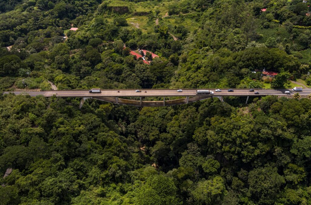 El laberinto de los bosques nubosos: cómo la movilidad comunitaria y los senderos aéreos transforman el transporte en Monteverde