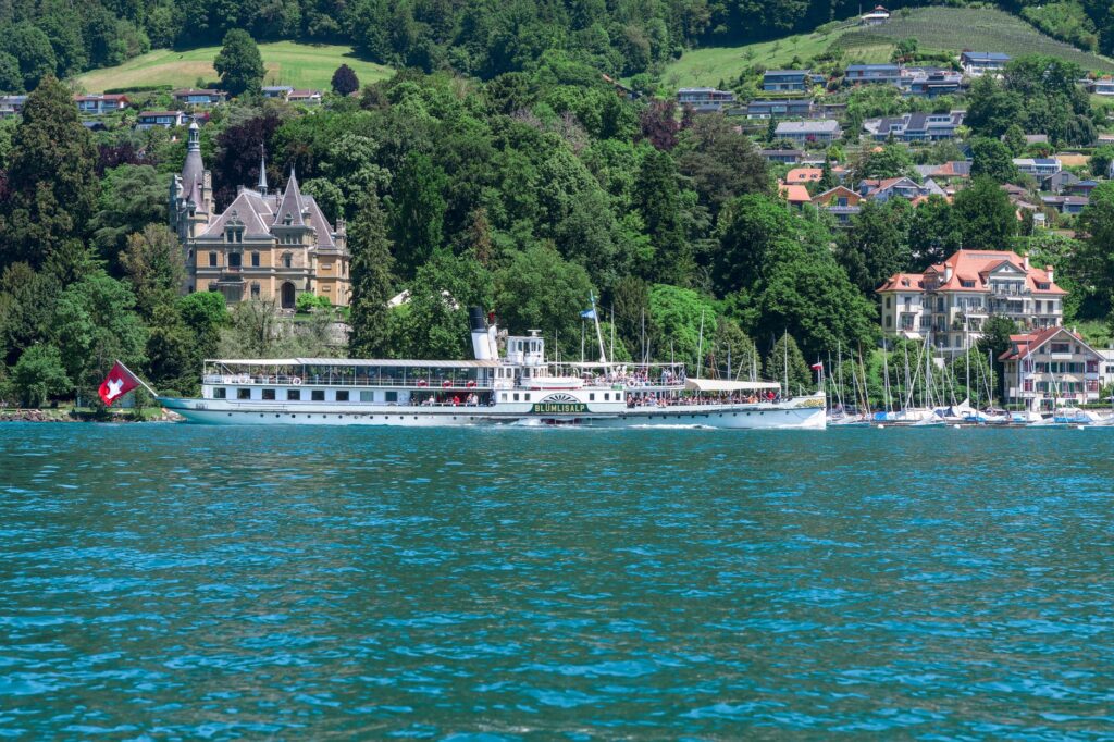 El latido de los barcos de vapor en el lago Lemán: Ingeniería centenaria, paletas de roble y la navegación alpina en Suiza