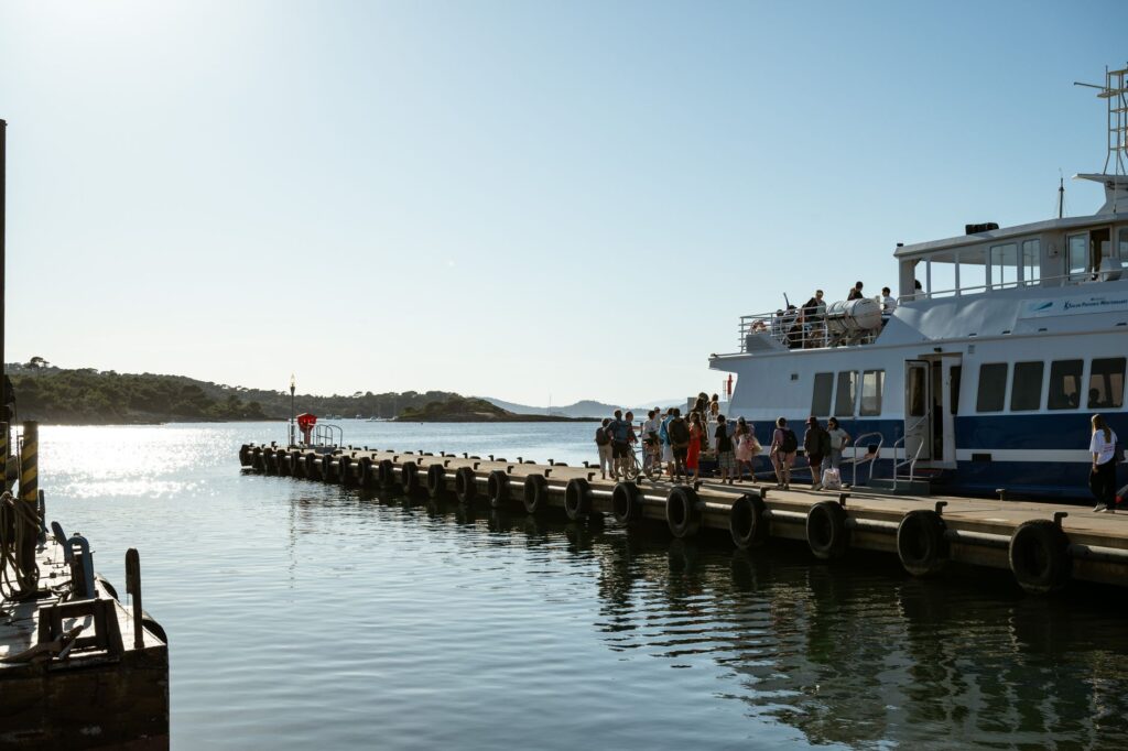 La Travesía del Estrecho de Gibraltar en Ferry: Guía de Navegación y Logística Marítima entre Dos Continentes