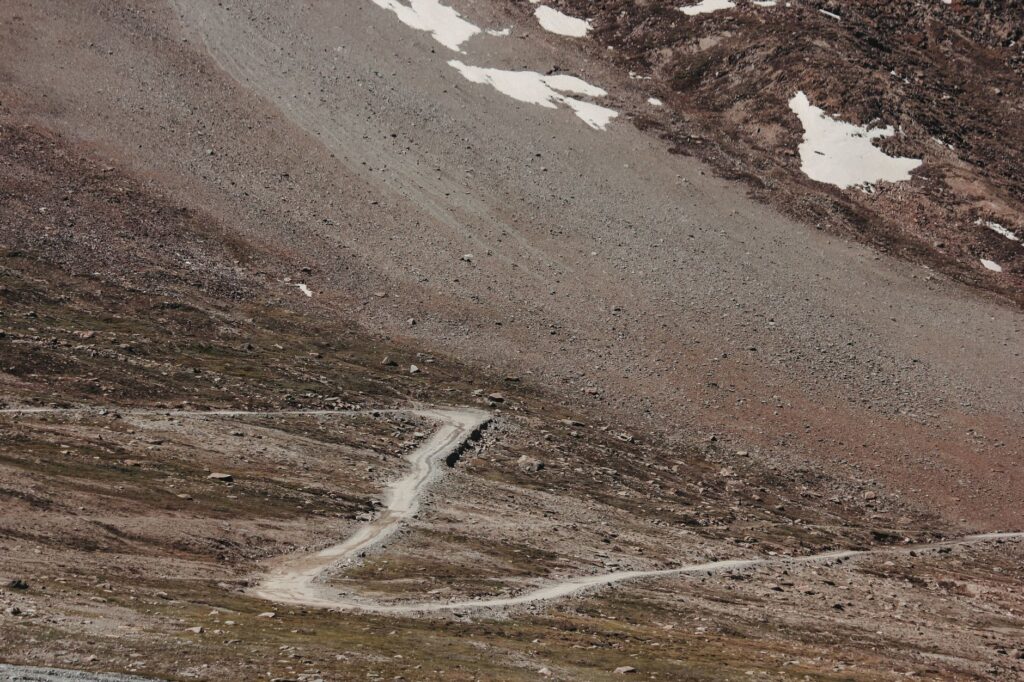 El Ferrocarril del Pamir: Ingeniería de alta montaña, logística soviética y conectividad ferroviaria en el techo de Asia