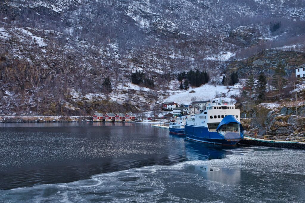 El latido del ferry de Tromsø a las islas Lofoten: navegación ártica y travesía por los fiordos noruegos
