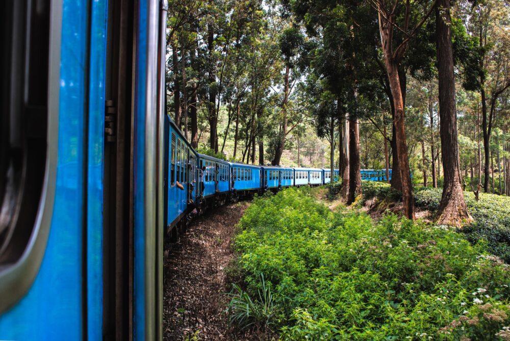 El Tren del Te y las Tierras Altas de Sri Lanka: Ingeniería británica, logística de monzones y la conectividad ferroviaria histórica hacia el corazón de Ceilán