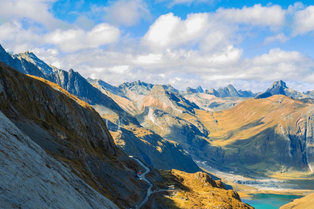 El diseño de la conectividad: El legado amarillo del PostBus en los Alpes suizos
