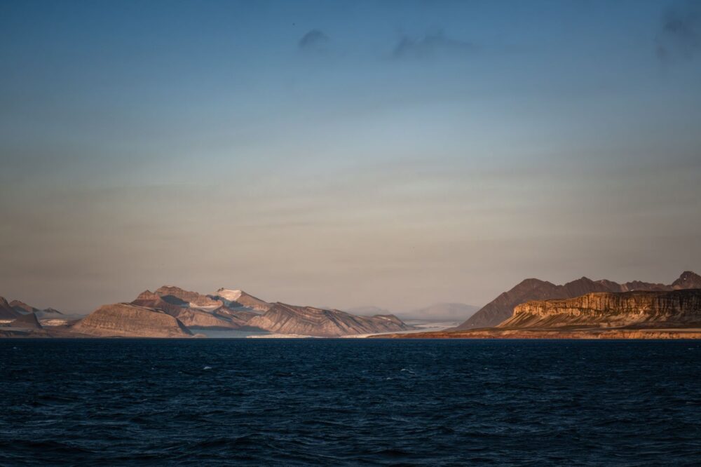 La Travesía del Archipiélago de las Svalbard en Crucero de Expedición: Guía de Navegación y Logística Polar por el Dominio del Oso Polar