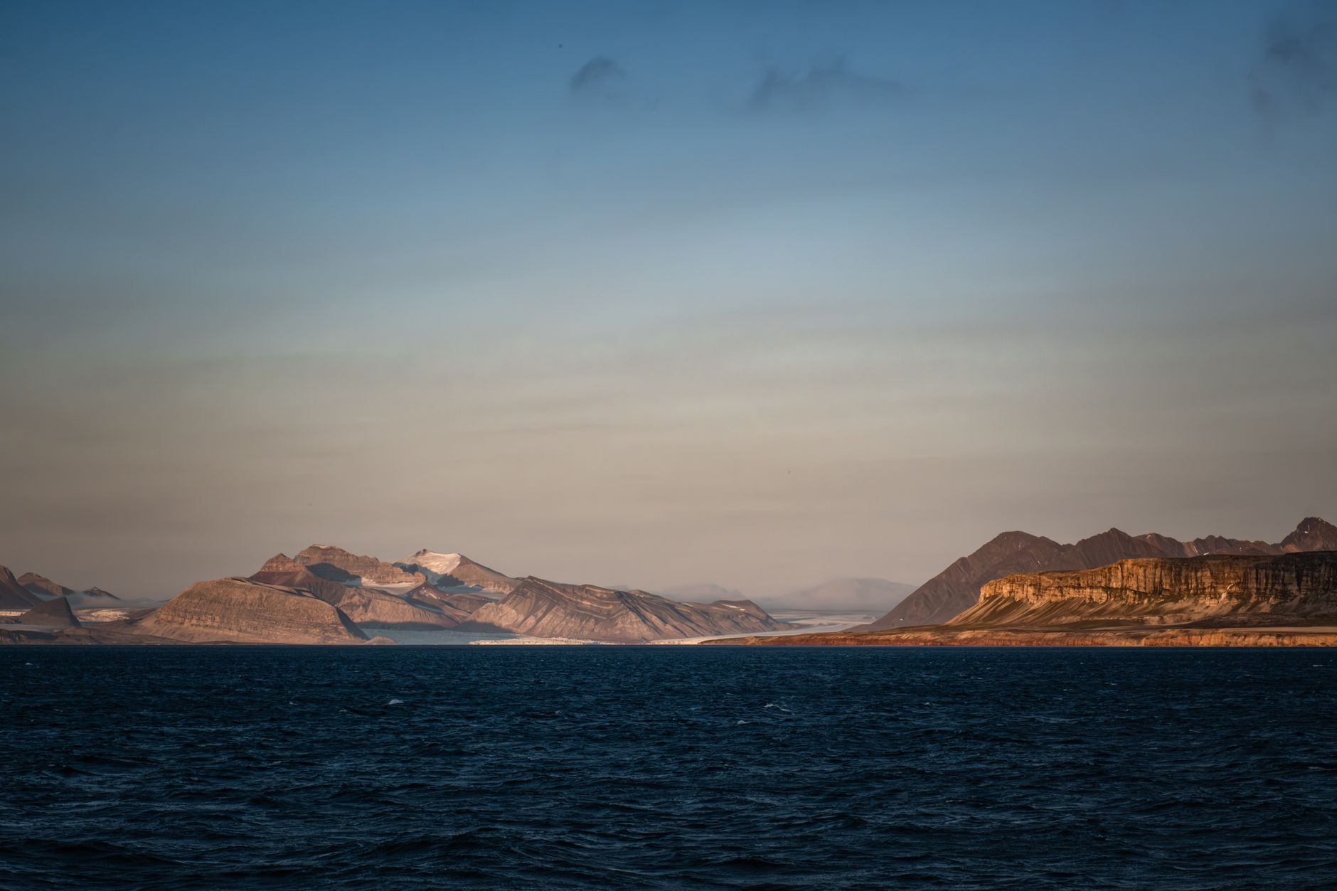 La Travesía del Archipiélago de las Svalbard en Crucero de Expedición: Guía de Navegación y Logística Polar por el Dominio del Oso Polar