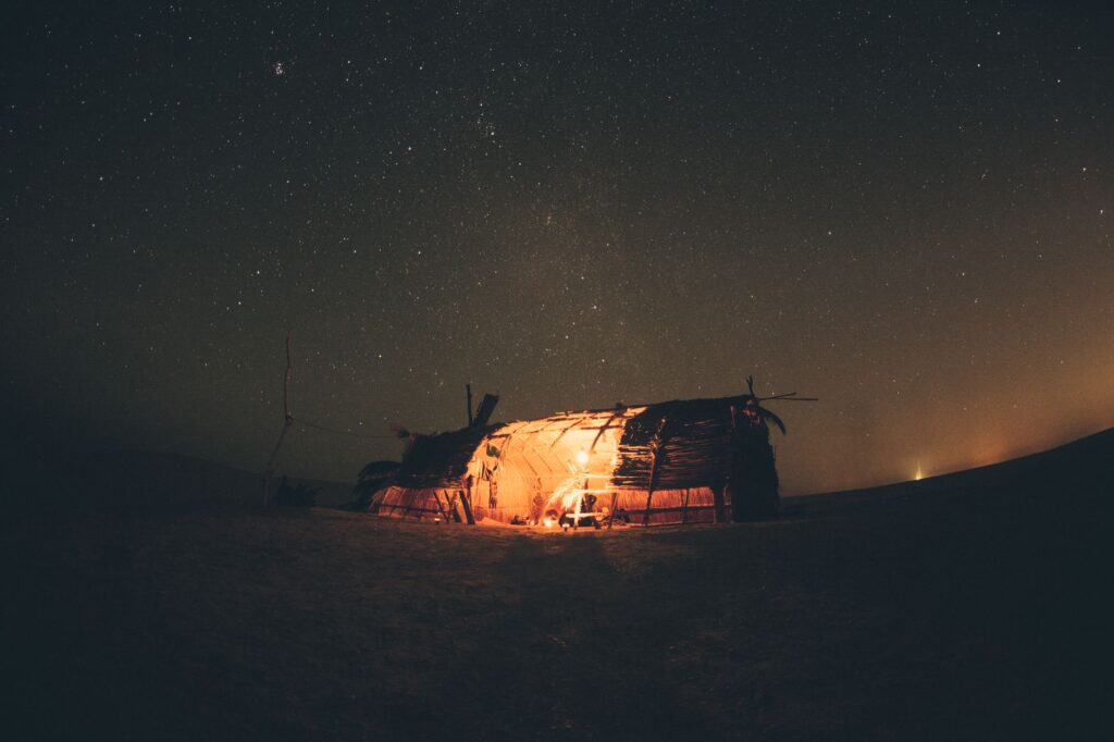 El laberinto de las dunas rojas: cómo la red de vehículos solares y movilidad comunitaria redefine el transporte en el desierto de Wadi Rum
