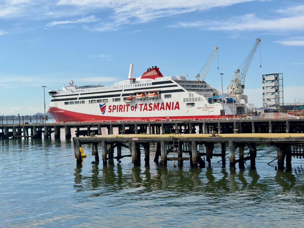 El latido costero de Tasmania: Ingeniería, conectividad marítima y el corredor insular del sur austral