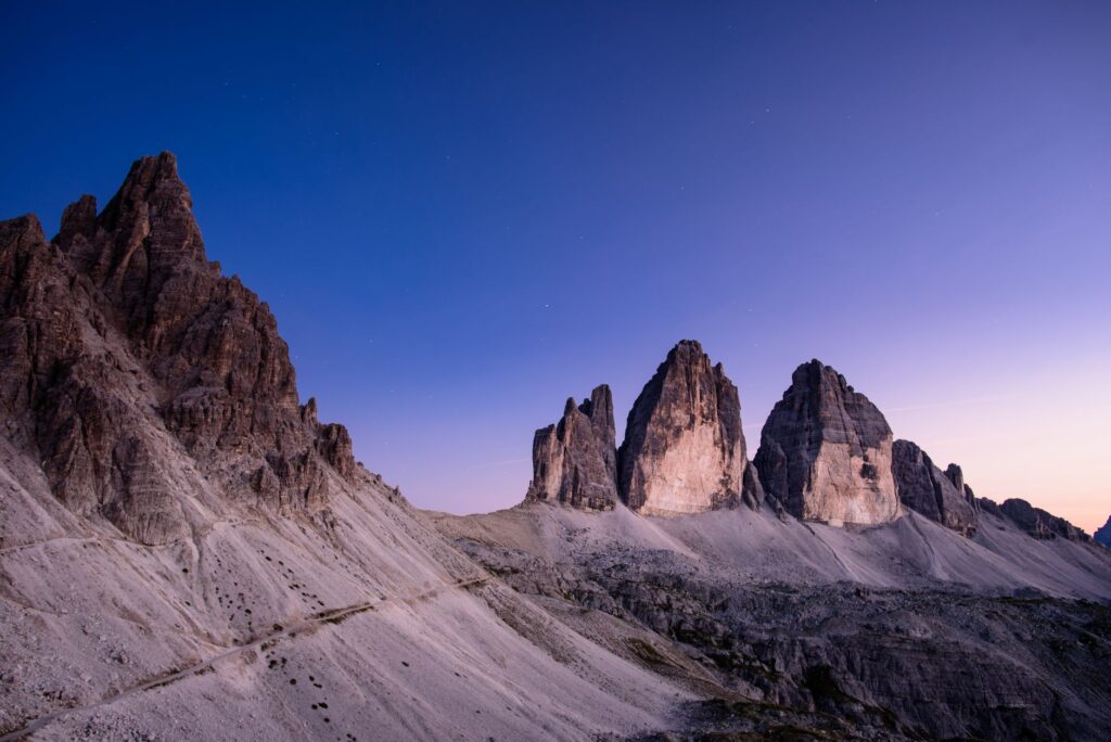 El Dominio de los Arrecifes Petrificados: Geología, Alta Ruta y Legado Cultural en los Dolomitas