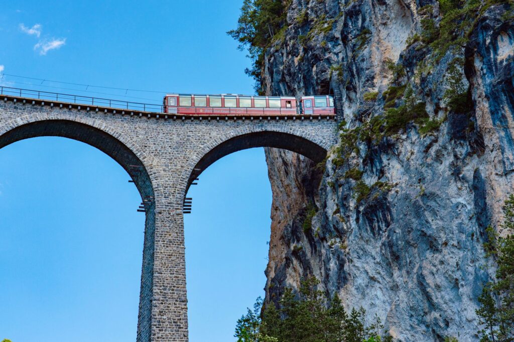El latido mineral del tren de la cuenca del Tajo: ingeniería fluvial y desfiladeros de cuarcita en el corazón ibérico