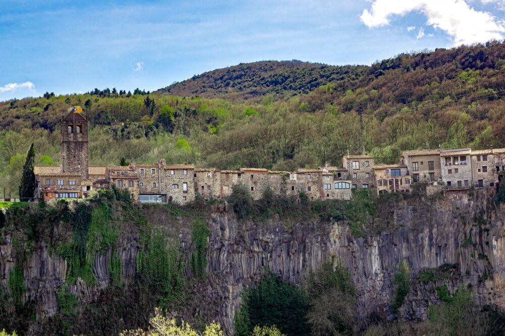 Rupit i Pruit: el latencia medieval del Collsacabra sobre roca volcánica