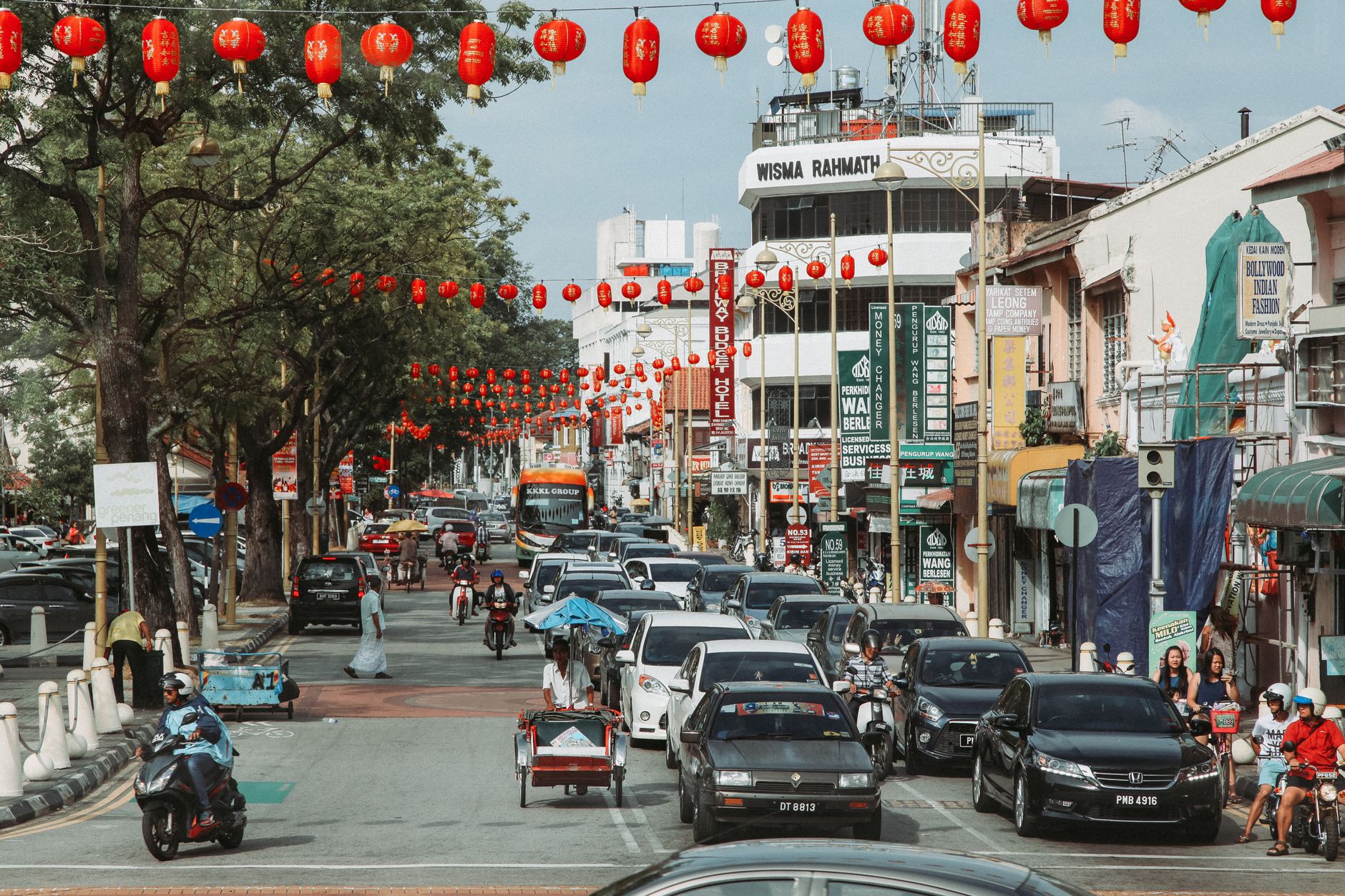 Hibridación en Ruta: Cómo la Movilidad Sostenible Redefina el Viaje Cultural en Malasia