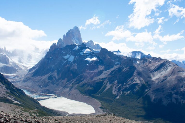 El Dominio de las Crestas Escarlatas: Geología, Alta Ruta y Sostenibilidad en el Parque Nacional de los Tatras