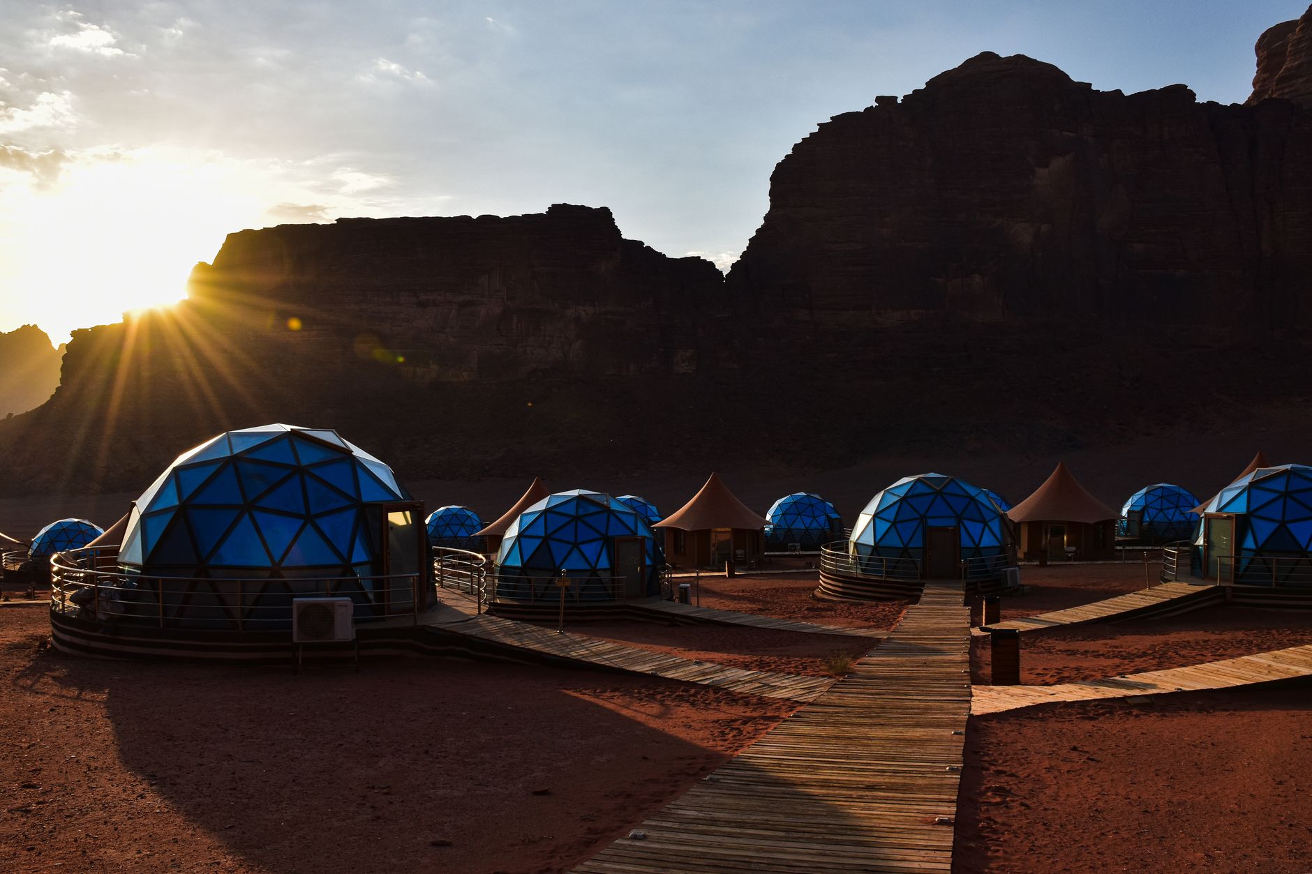 El laberinto de las dunas rojas: cómo la red de vehículos solares y movilidad comunitaria redefine el transporte en el desierto de Wadi Rum