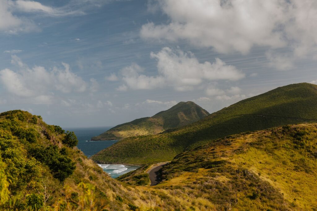 El laberinto de piedra y marea: la ingeniería oceánica y el transporte en la ruta interinsular de las islas Cook