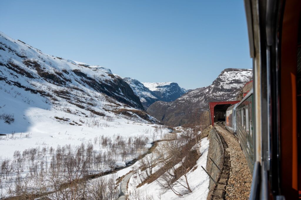 El latido mineral del tren de los Fiordos de Noruega: ingeniería de alta montaña y silencio ártico en la línea de Flåm