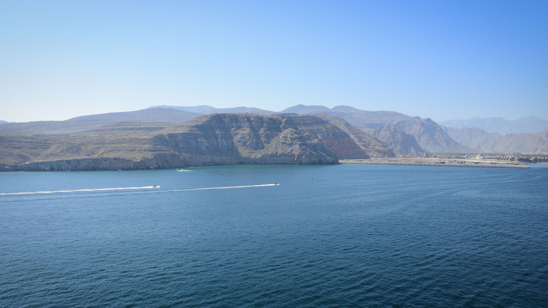 El latido intermodal de la ruta del mar de Omán: Falajs de montaña, transbordadores costeros y la frágil conectividad de la península de Musandam
