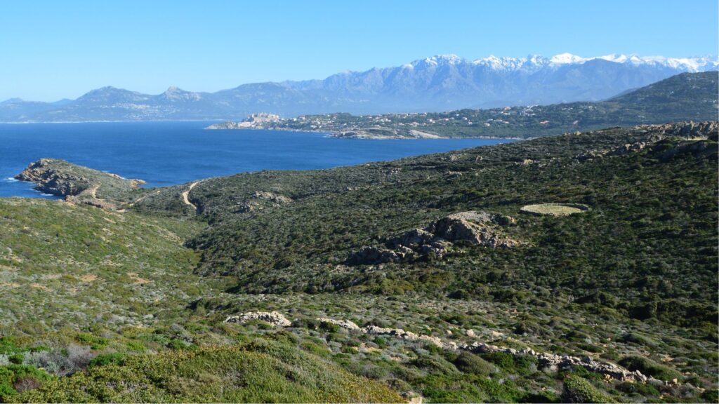 La Travesía del Sendero de GR 20 en Córcega: Guía de Expedición y Senderismo por la Cresta Granítica del Mediterráneo