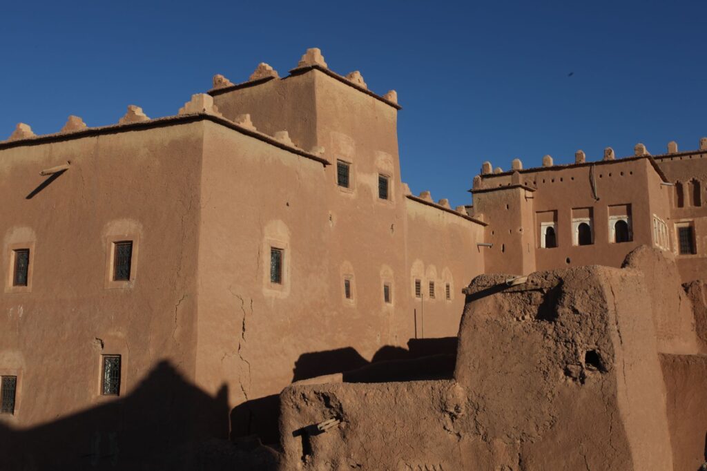 El secreto de la ruta transahariana del salmón: navegación fluvial y arquitectura de adobe en los oasis del Draa