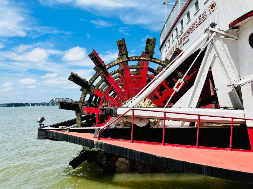 El latido de los barcos de vapor en el río Mississipi: Ingeniería centenaria, ruedas de paletas y la navegación de los grandes pastores de hierro