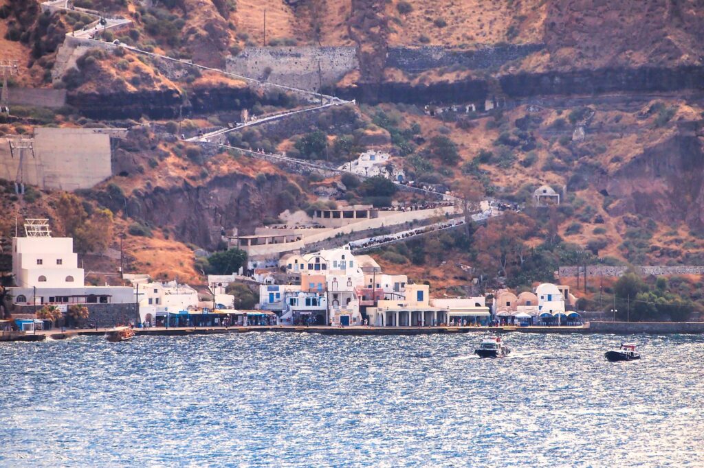 El laberinto de las calzadas de lava: cómo la movilidad eléctrica y los funiculares subterráneos transforman el transporte en Santorini