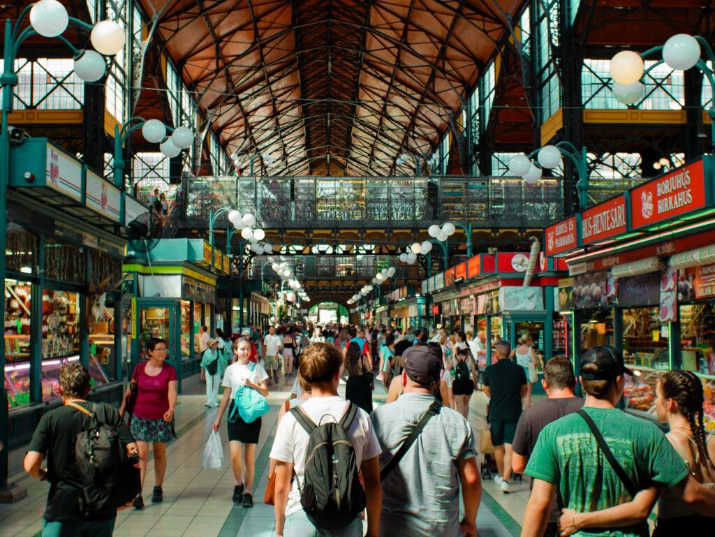 El secreto del pino y la bruma: la liturgia del Mercado Central de Cuenca y los tesoros de la Serranía