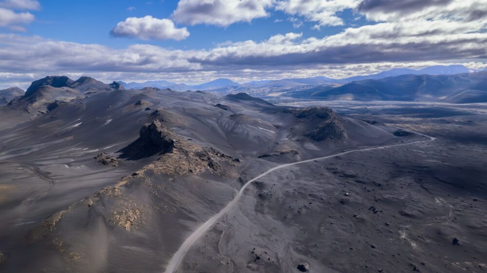 El laberinto de las estepas volcánicas: cómo la movilidad geotérmica y los caminos de ceniza transforman el transporte en la península de Reykjanes