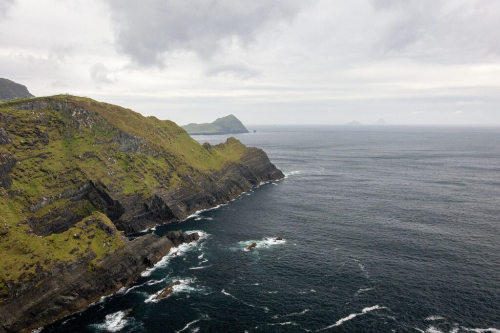 La Travesía del Archipiélago de las Islas Feroe en Ferry de Línea: Guía de Navegación y Logística Marina por el Laberinto Atlántico
