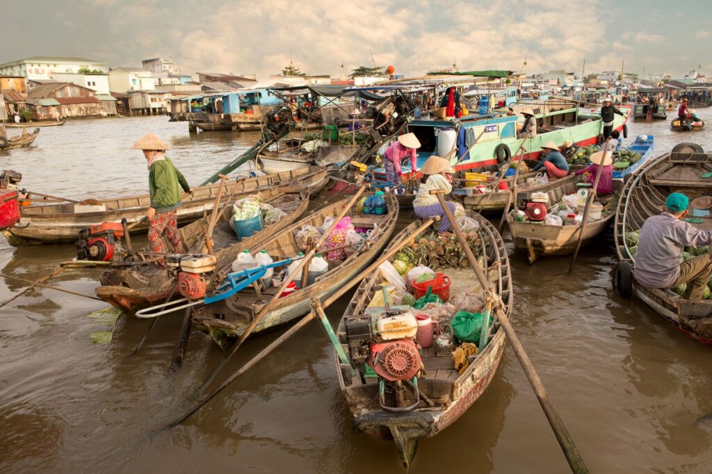 El laberinto suspendido de las barcazas del delta del Mekong: Ingeniería fluvial, mercados flotantes y la conectividad anfibia del sur de Vietnam