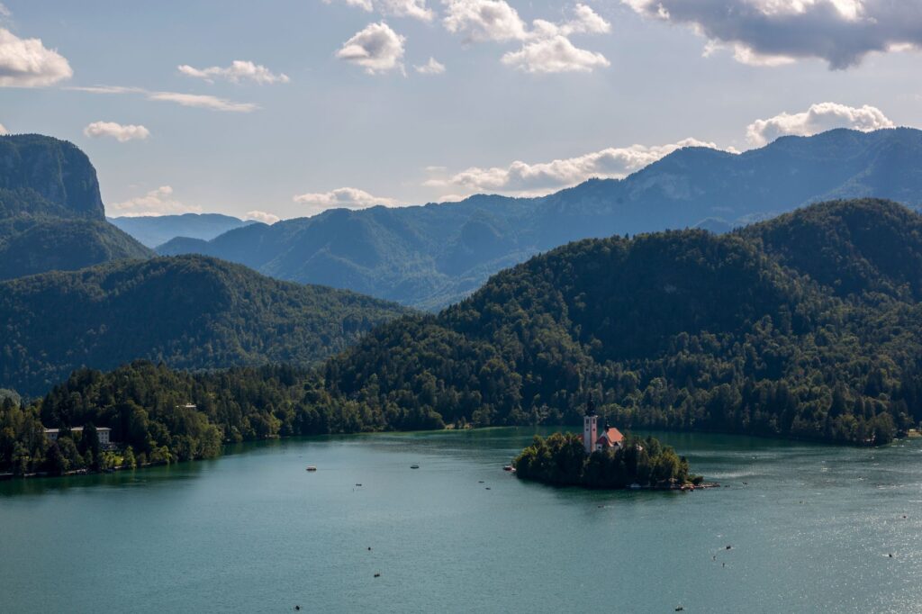 Eslovenia y la cumbre verde: el nuevo corazón de los Alpes Julianos