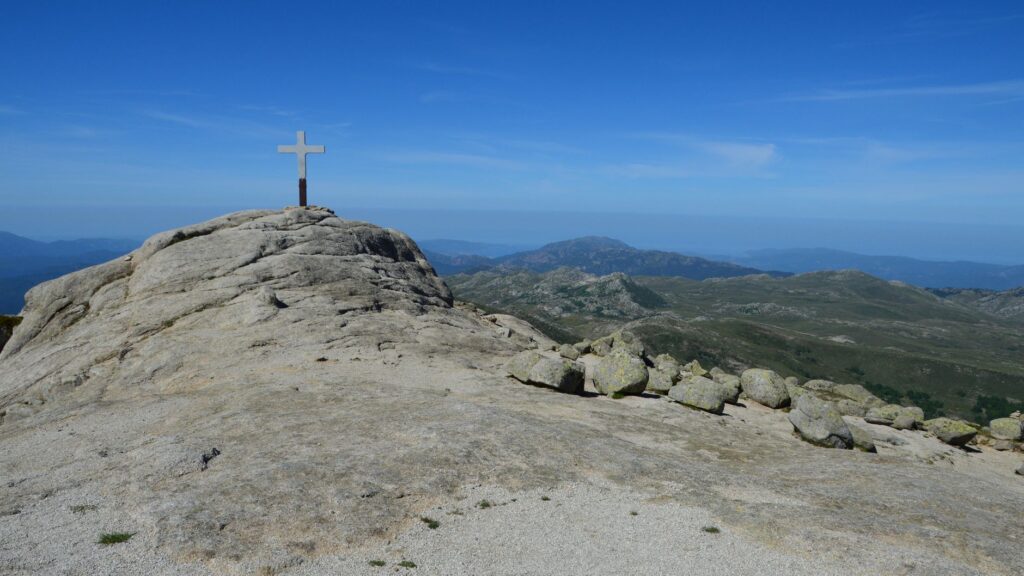 La Travesía del GR20 en Córcega: Guía de Expedición y Senderismo Técnico por la Cresta Granítica del Mediterráneo
