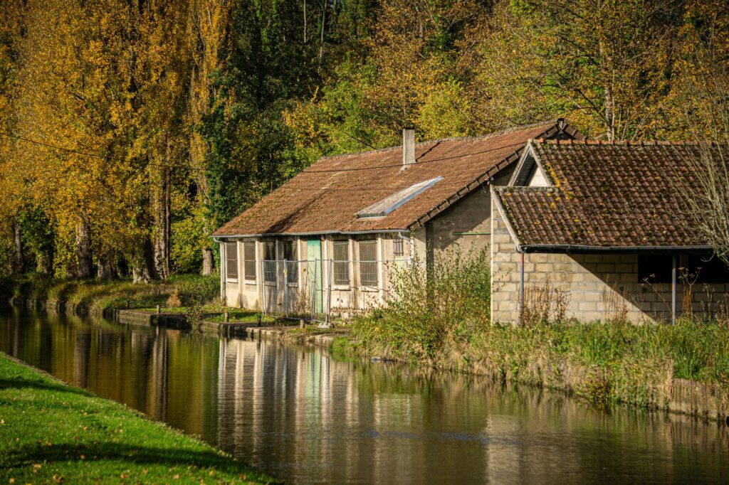 El silencio milenario de los canales de la Borgoña: navegación fluvial y el ritmo secreto de las esclusas en Francia