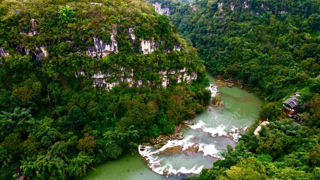 El laberinto vertical de Guizhou: ingeniería de puentes y la conectividad invisible en los desfiladeros kársticos de China