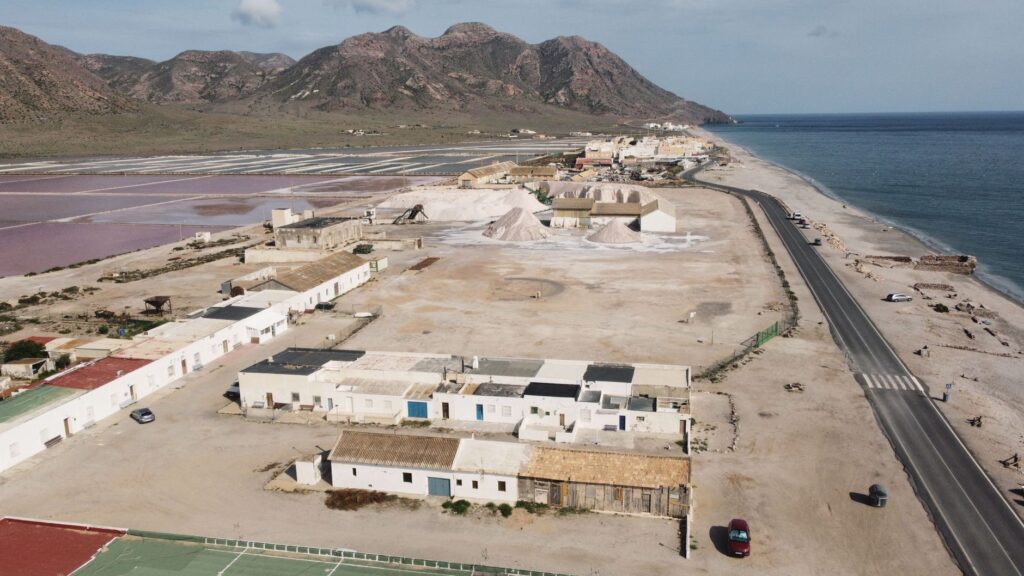 El laberinto de las lagunas salinas: cómo la movilidad anfibia sostenible y las vías verdes lacustres transforman el transporte en el Parque Natural de las Salinas de Santa Pola