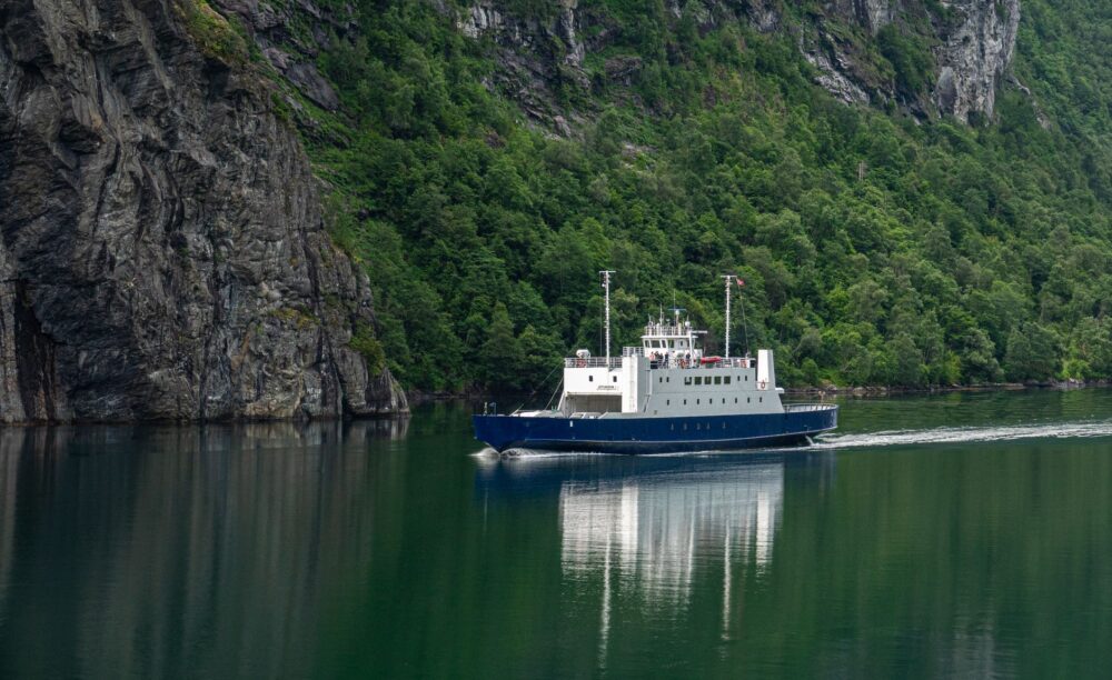 El silencio milenario de los fiordos de fiordo de Geiranger: ingeniería de navegación y arquitectura de roca viva en los abismos de Noruega