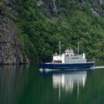 El silencio milenario de los fiordos de fiordo de Geiranger: ingeniería de navegación y arquitectura de roca viva en los abismos de Noruega