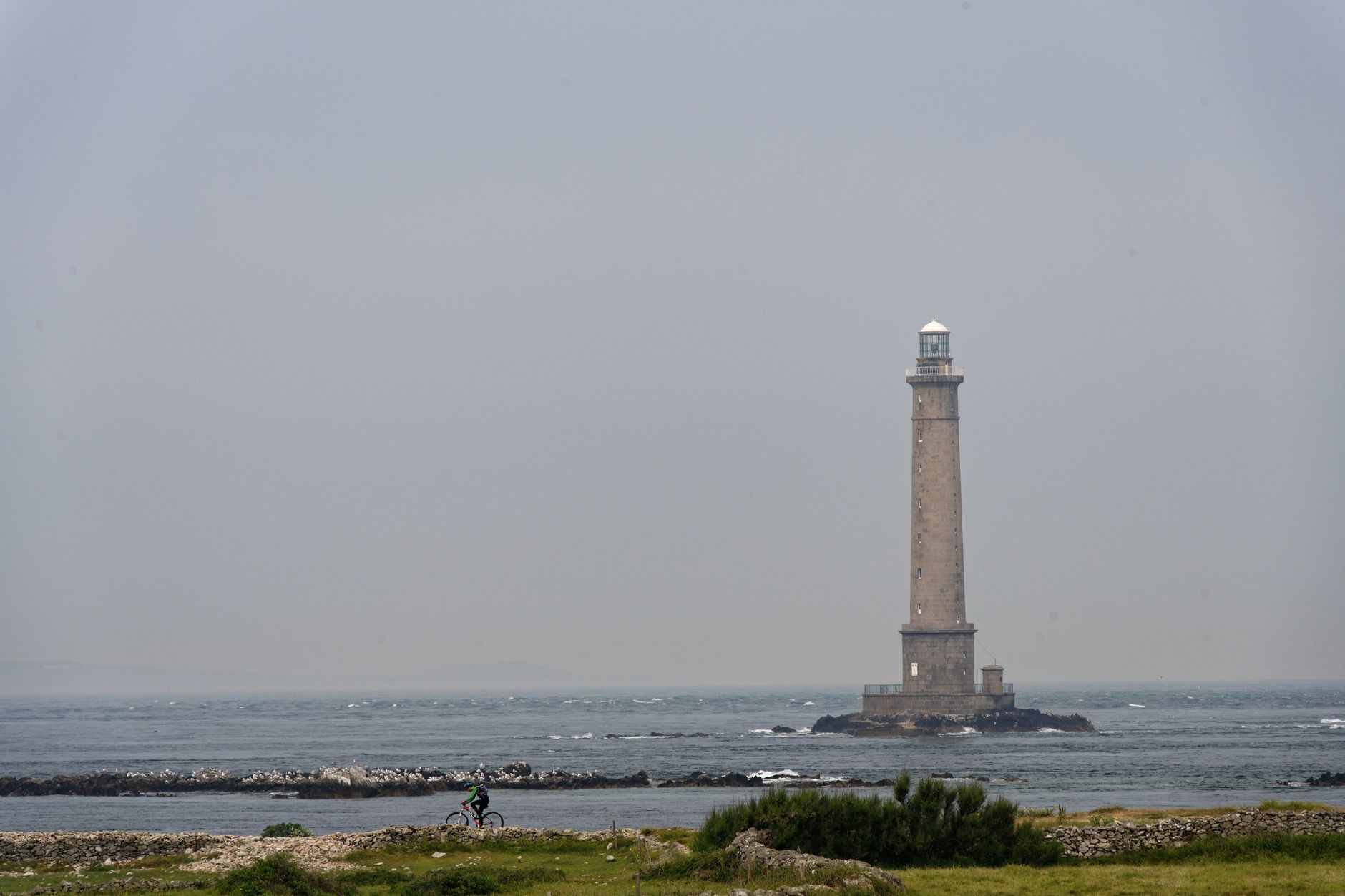 El laberinto intermodal del archipiélago de las islas de Scilly: lanchas de marea, helicópteros de niebla y la frágil conectividad de un confín atlántico