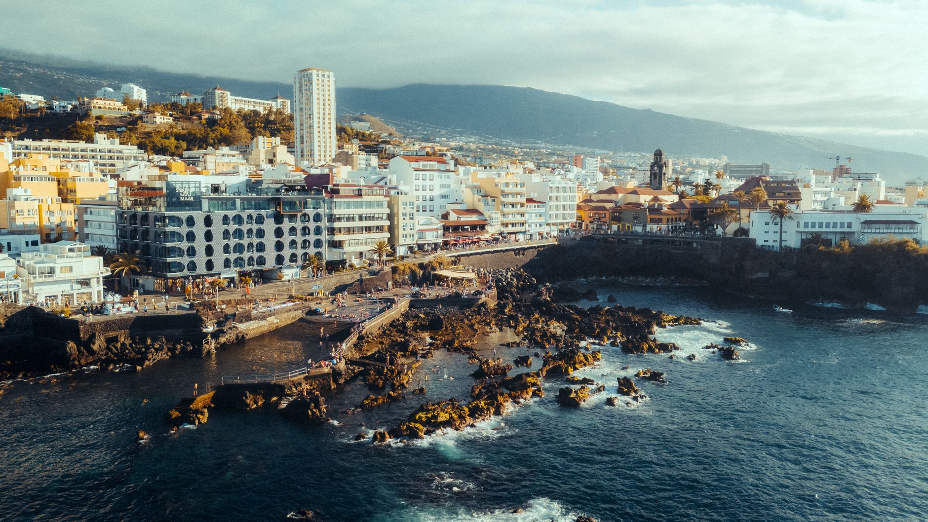 El laberinto de las mareas de basalto: cómo el transporte multimodal sostenible redefine la conectividad en las islas de Faial