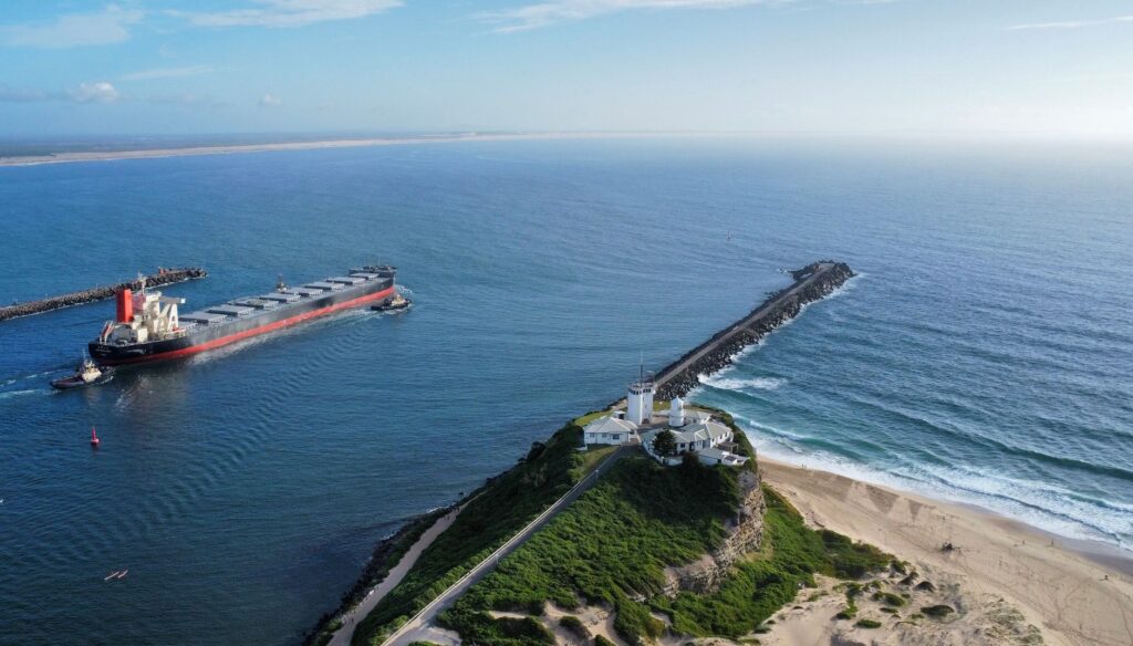 El laberinto intermodal del estrecho de Bass: Transbordadores de alta mar, pistas de grava batidas por el viento y la frágil conectividad de las islas Furneaux