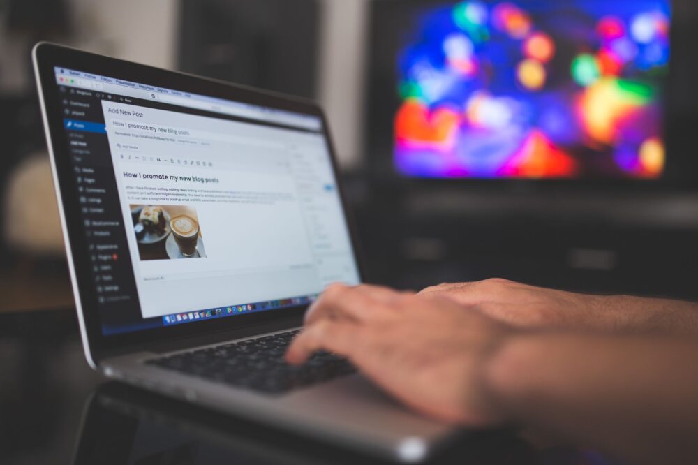 Cómo monetizar un blog de viajes con Travelpayouts: La ruta profesional del viajero digital