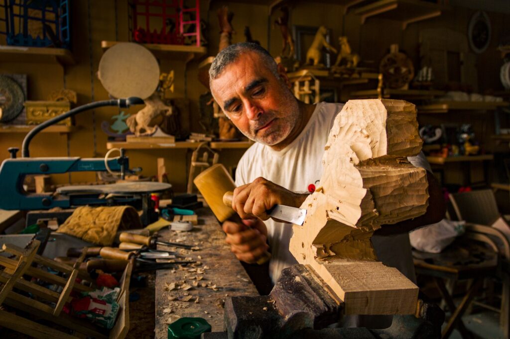 El latido de la piedra viva: los últimos imagineros de las catedrales góticas en el corazón de Chartres