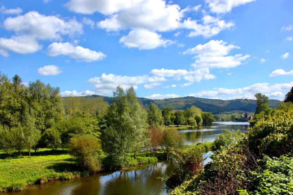 El latido meridional de la Bretaña: Canales de esclusas, gabarras de piedra y la conectividad fluvial del canal de Nantes a Brest