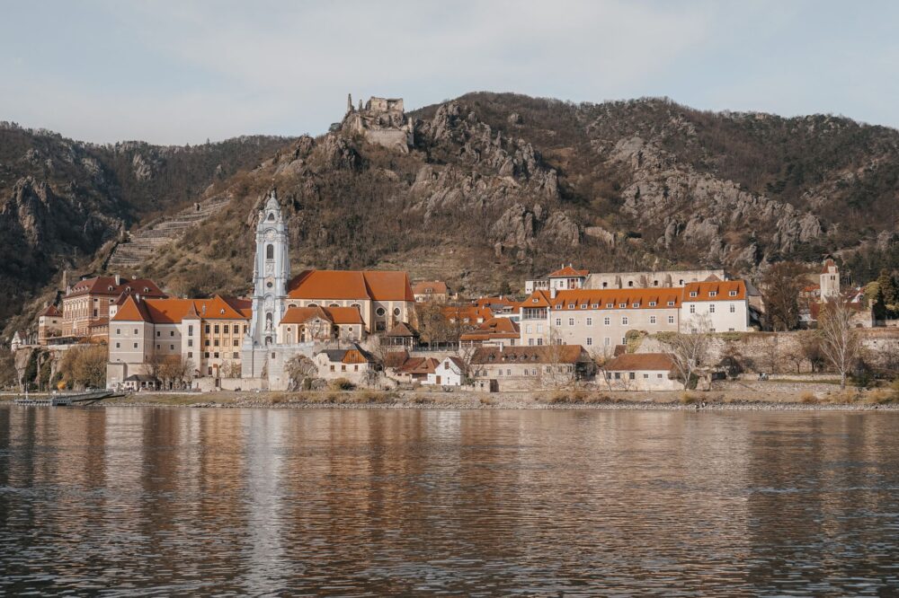 El latido secreto del Danubio azul: navegación fluvial y arquitectura de esclusas en los valles de Wachau
