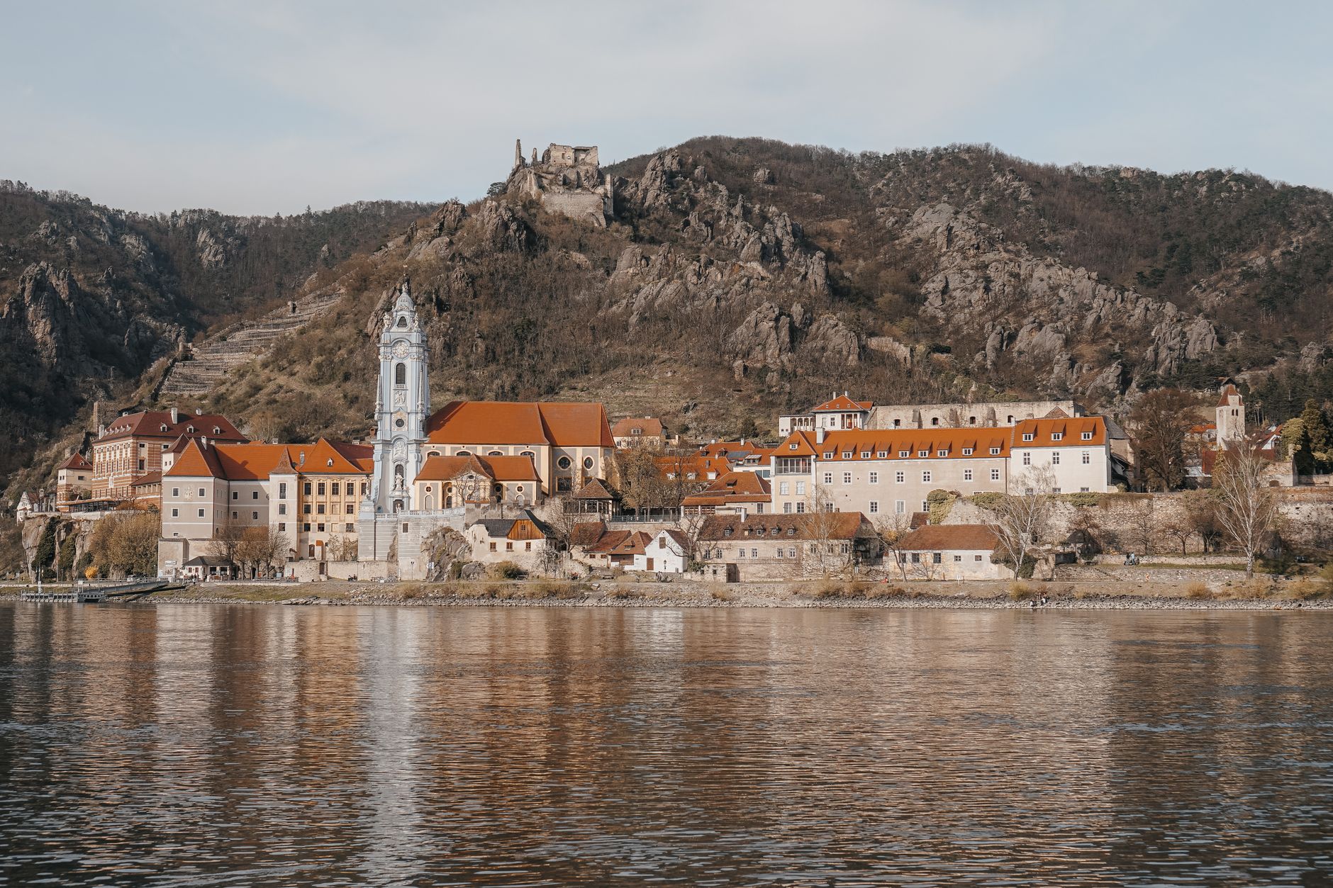 El latido secreto del Danubio azul: navegación fluvial y arquitectura de esclusas en los valles de Wachau